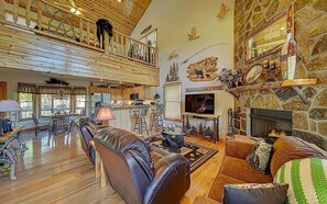 Smart TV, fireplace, printers - Bear Valley Retreat | Cozy and Private Cabin near Lake Chatuge | Dog Friendly (Hiawassee)