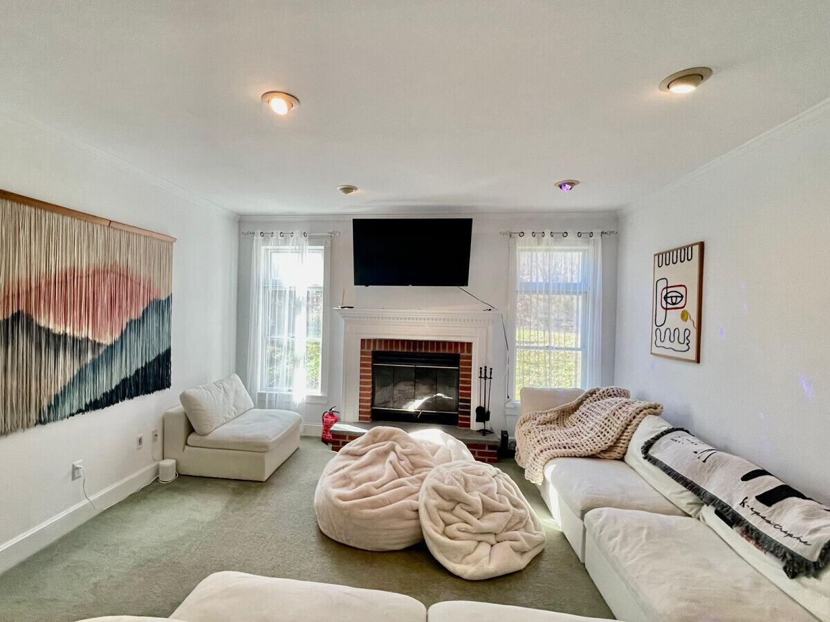 Smart TV, fireplace, ping pong, stereo