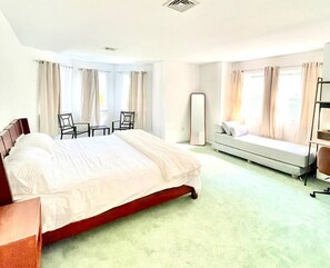 4 bedrooms, desk, iron/ironing board, WiFi