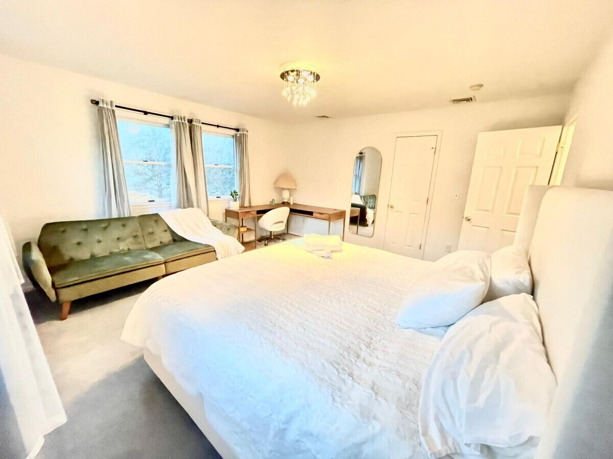 4 bedrooms, desk, iron/ironing board, WiFi