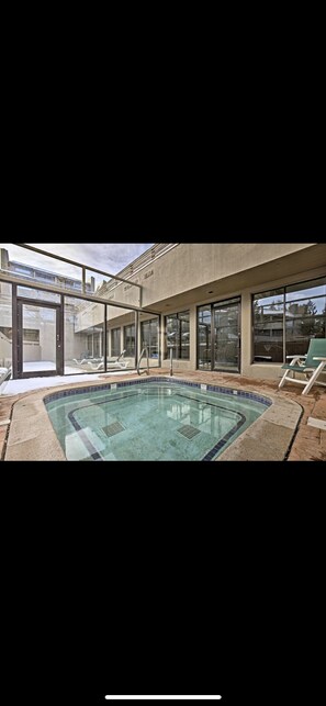 Una piscina cubierta, una piscina climatizada