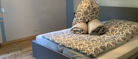 1 bedroom, travel cot, free WiFi, bed sheets