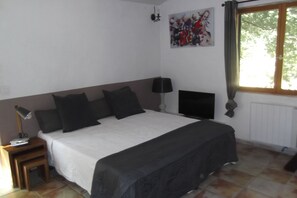 1 chambre, fer et planche à repasser, accès Internet, draps fournis