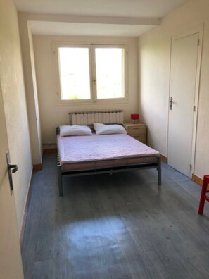 3 bedrooms, desk, travel crib