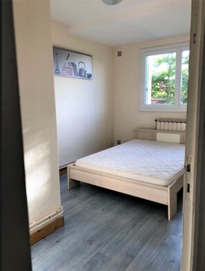 3 sovrum, skrivbord och resesäng