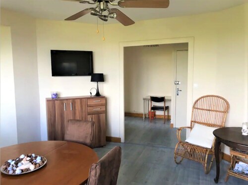 Apartment overlooking ocean bay 100 m from the beach and center via private road