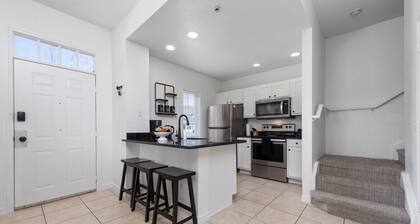 Famiy friendly! Premier Lakeview Stylish Home