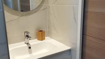 Combined shower/tub, towels, soap, toilet paper