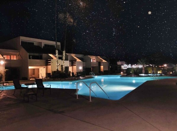 A heated pool - Gorgeous Blue Desert Oasis in Heart of Palm Springs (Palm Springs)