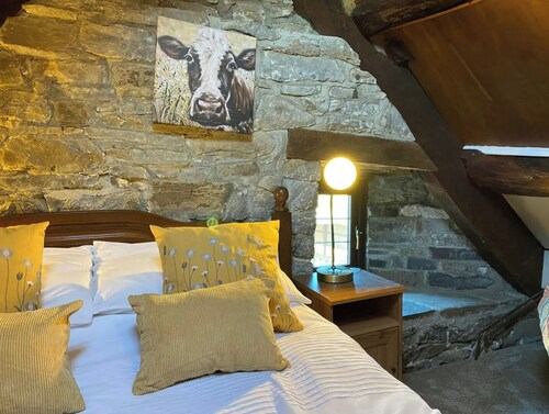 16th century farmhouse with traditional features, perfect for walking & relaxing