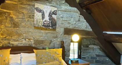16th century farmhouse with traditional features, perfect for walking & relaxing