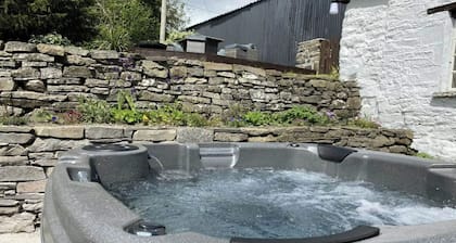 16th century farmhouse with traditional features, perfect for walking & relaxing