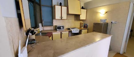 Fridge, cookware/dishes/utensils