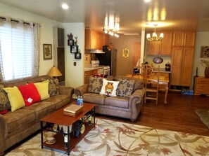 Living area - Cozy Mountain Retreat in Big Bear (Sugarloaf)