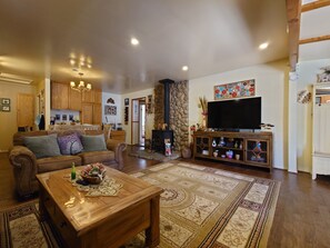 Living area - Cozy Mountain Retreat in Big Bear (Sugarloaf)