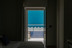1 bedroom, desk, free WiFi, bed sheets - MAESTRALE TRIPLE ROOM near the sea and the airport Karol Wojtyla (bari)
