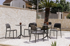 Outdoor dining - MAESTRALE TRIPLE ROOM near the sea and the airport Karol Wojtyla (bari)