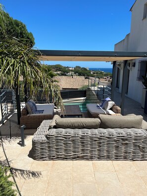 Property grounds - Stunning House, with a Private Pool, overlooking Golfe de Saint Tropez, for 6. (Sainte-Maxime)