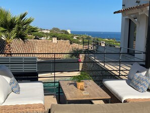 Terrace/patio - Stunning House, with a Private Pool, overlooking Golfe de Saint Tropez, for 6. (Sainte-Maxime)