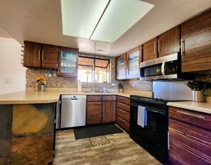 Geladeira, micro-ondas, fogão, cooktop