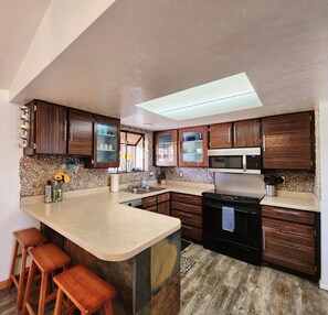 Kjøleskap, mikrobølgeovn, ovn og kokeplater