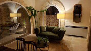 Smart TV, fireplace, ping pong, books