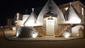 Un edificio con un estilo arquitectónico único, que presenta tejados puntiagudos y cónicos, y fachada de piedra.