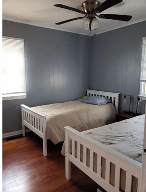 4 bedrooms, desk, iron/ironing board, travel cot - Quaint Island Getaway (Deal Island Historic District)
