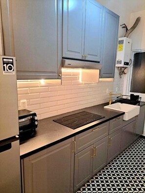 Een koelkast, een magnetron, een oven, een kookplaat