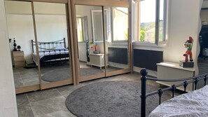 4 habitaciones, escritorio, tabla de planchar con plancha y wifi gratis 