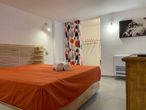 1 dormitori, un bressol de viatge, wifi gratuïta i roba de llit