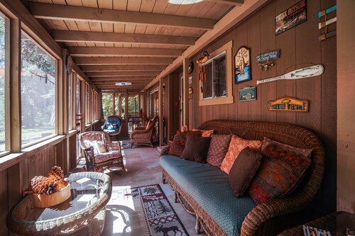 Upgraded Rustic Themed Retreat w/screened porch in Rocky Point.