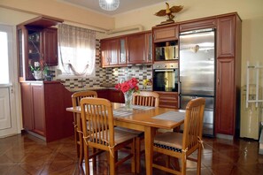 Dining - Tranquil Stone Villa- 5 min from the beach! (korinthos)