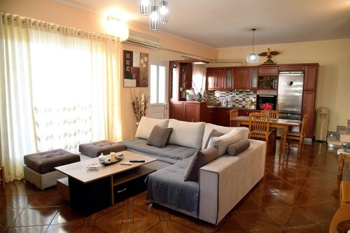 Tranquil Stone Villa- 5 min from the beach!