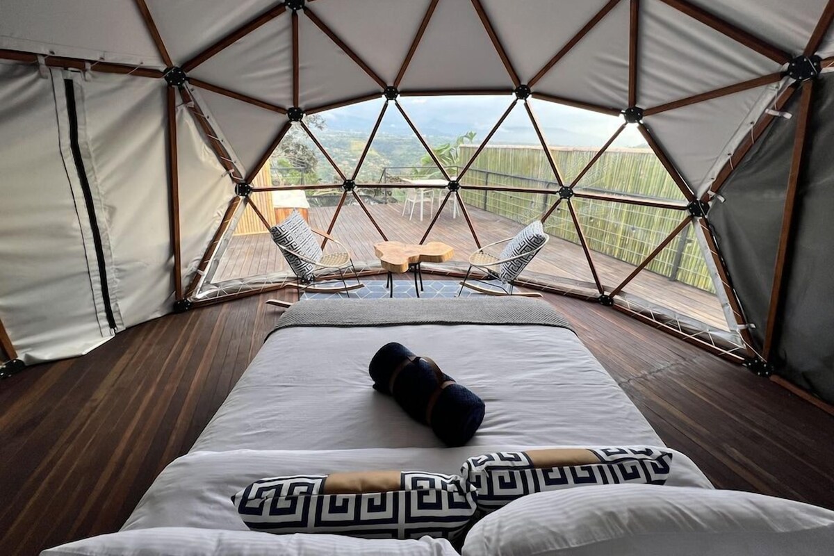Premium bedding, minibar, bed sheets