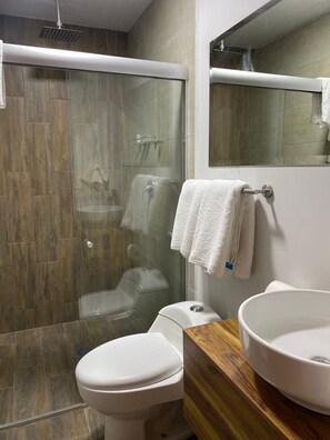 Shower, rainfall showerhead, free toiletries, towels