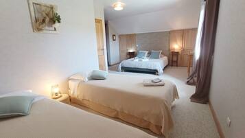 4 chambres, coffres-forts dans les chambres, bureau