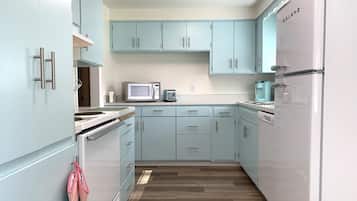 KylskÄp, mikrovÄgsugn, ugn och spishÀll