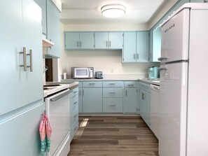 Jääkaappi, mikroaaltouuni, uuni, liesi