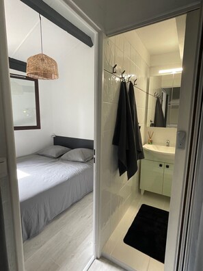 2 bedrooms, iron/ironing board, WiFi, bed sheets - '14' in Lacanau (Lacanau)