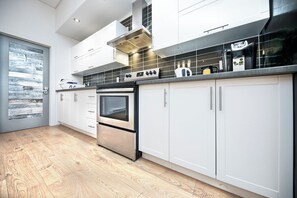 Jääkaappi, mikroaaltouuni, uuni, liesi