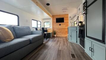 Smart-tv, een dvd-speler, boeken en een stereo