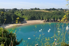Una spiaggia nelle vicinanze