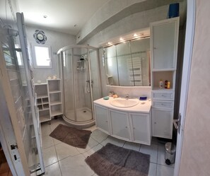 Badekar, hårføner og håndklær