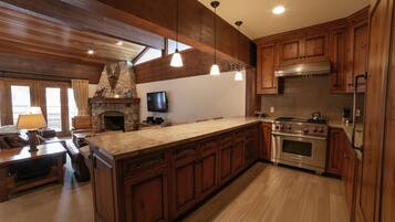 Suite, 3 Bedrooms | Private kitchen | Fridge, oven, coffee/tea maker