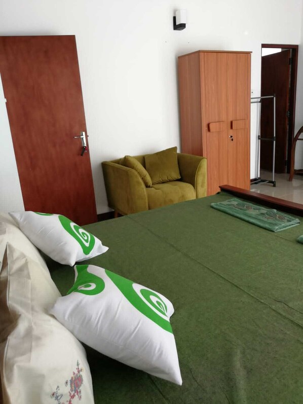 4 bedrooms, desk, iron/ironing board, free WiFi