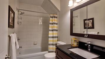 Condo Confort | Baño | Secadora de cabello y toallas