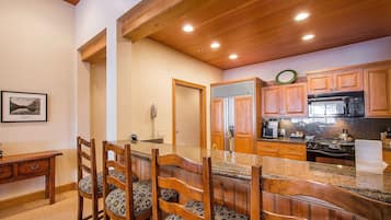 Kjøleskap, mikrobølgeovn, ovn og kaffetrakter/tekoker