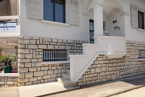 Vista frontal de la propiedad