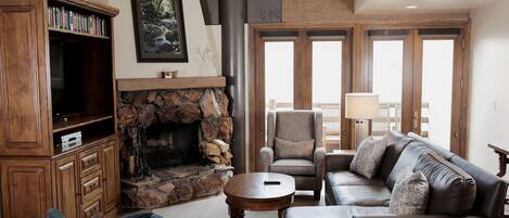 TV, fireplace